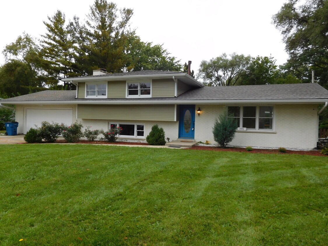1951 Rosemont Ave, Aurora, IL 60506 House Rental in Aurora, IL