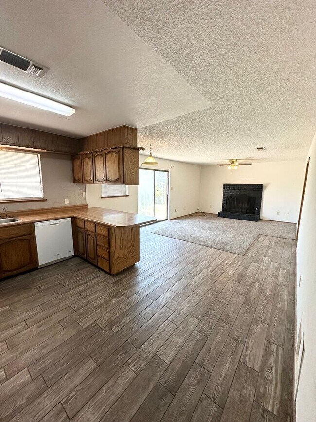Foto del edificio - 3 Bed 2 Bath Ready to Rent ASAP!