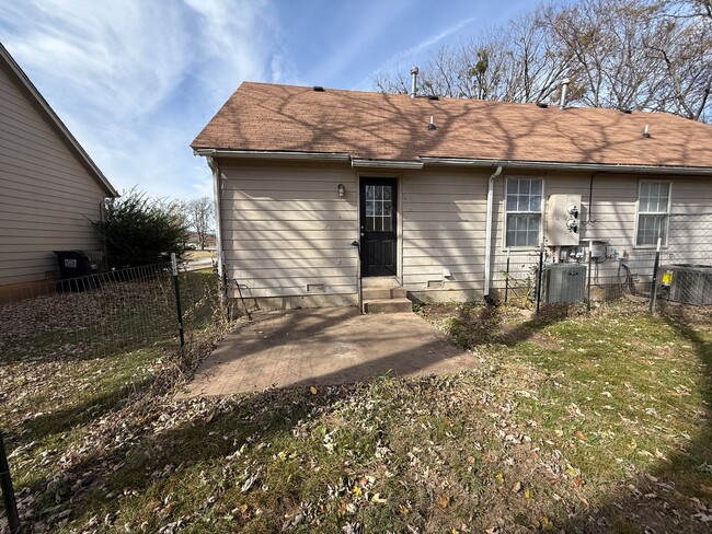 Building Photo - 2 bedroom Duplex in Catoosa, Small Pets welcome