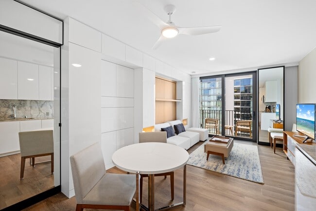 Building Photo - 987 Queen St