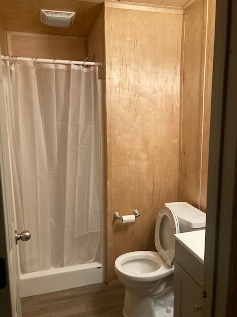 Unit #4 Bathroom - 4182 Floyd Johnston Rd