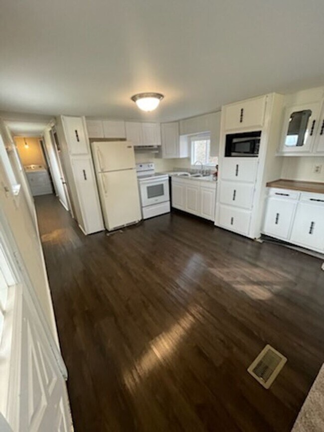Building Photo - Completely Remodeled