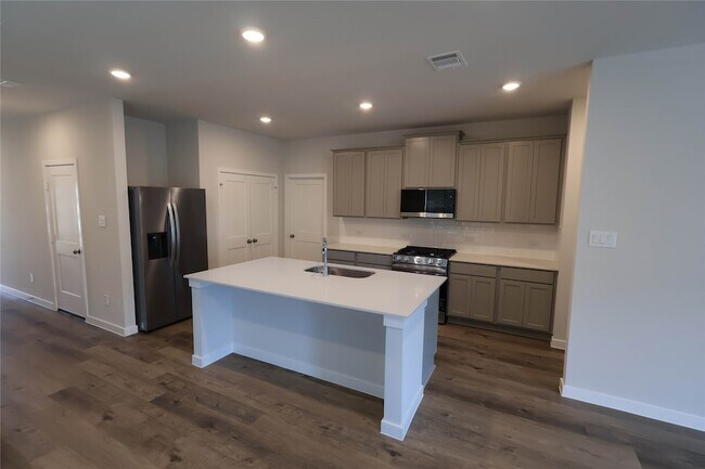 Building Photo - 7855 Bergamot Cir