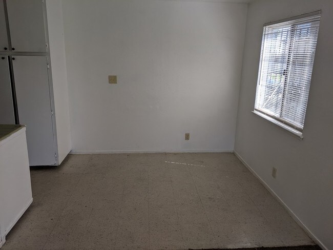 Building Photo - 2 BED 1 BATH- SECTION 8 WELCOME!!