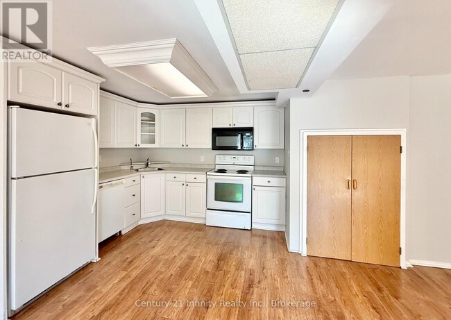 Building Photo - 384 Leslie St
