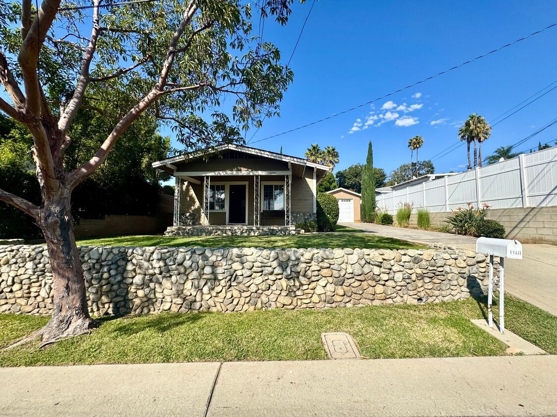 Foto principal - Newly renovated 3 bedroom, 2 bath single f...