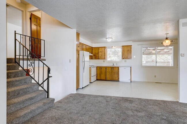 Building Photo - Charming 2 Bedroom Duplex with Bonus room ...