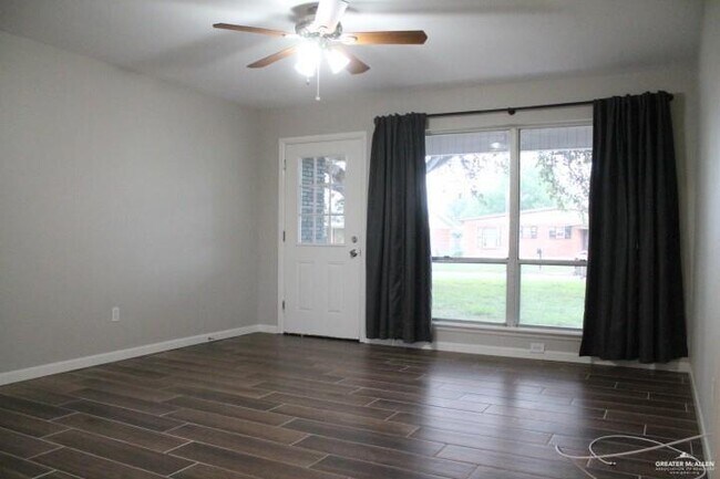 Foto del edificio - 14 Camellia Ave