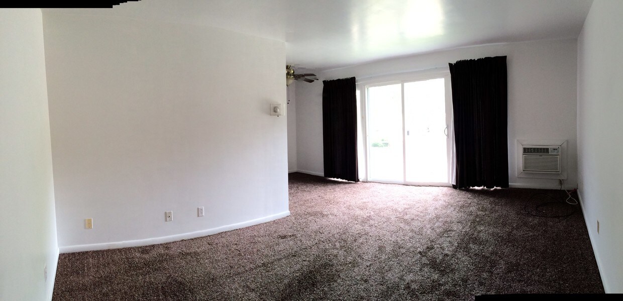 Living room with private patio - 1201 W Wayne St