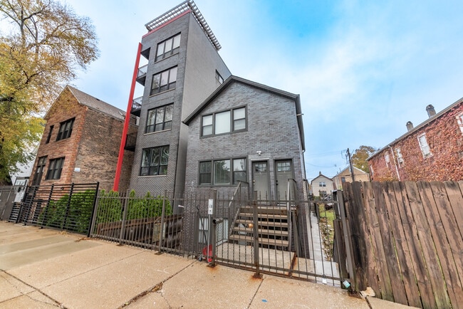 Building Photo - 2104 W 18th Plz