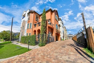 Building Photo - 1141 W 23rd St