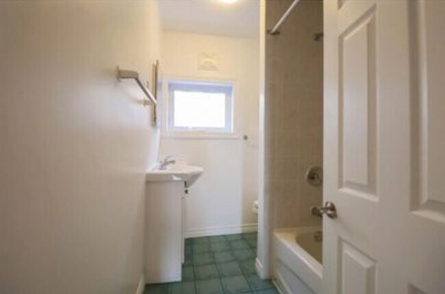 Building Photo - 241 Lebreton St N