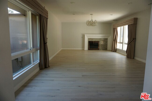 Foto del edificio - 221 N Bowling Green Way