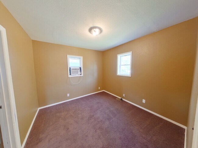 Building Photo - 1600 N Poplar St