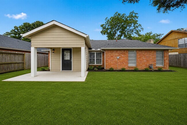 Foto del edificio - 16310 Emberwood Dr