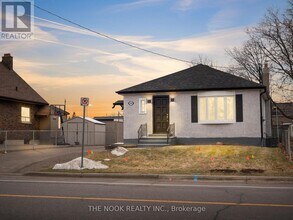 Building Photo - 590 Athol St E