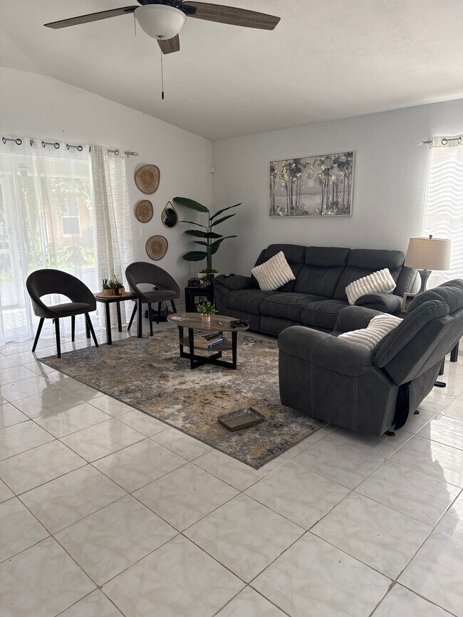 Foto del edificio - 1458 Bay Grove Dr