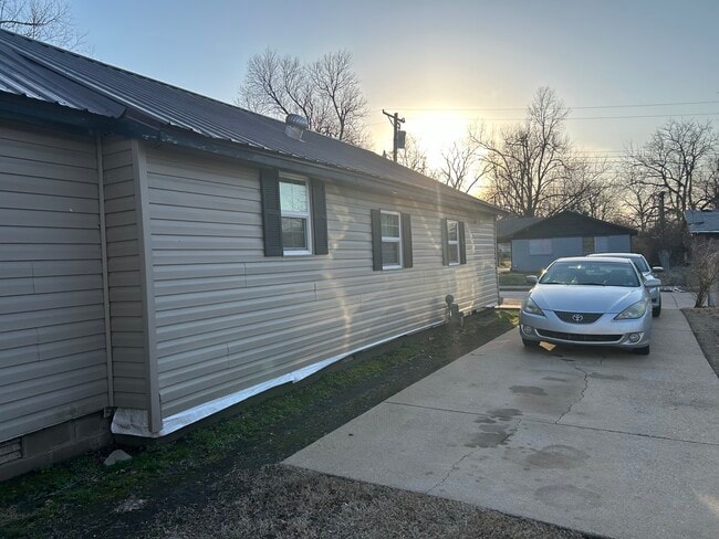 Building Photo - 1112 S Lilly St