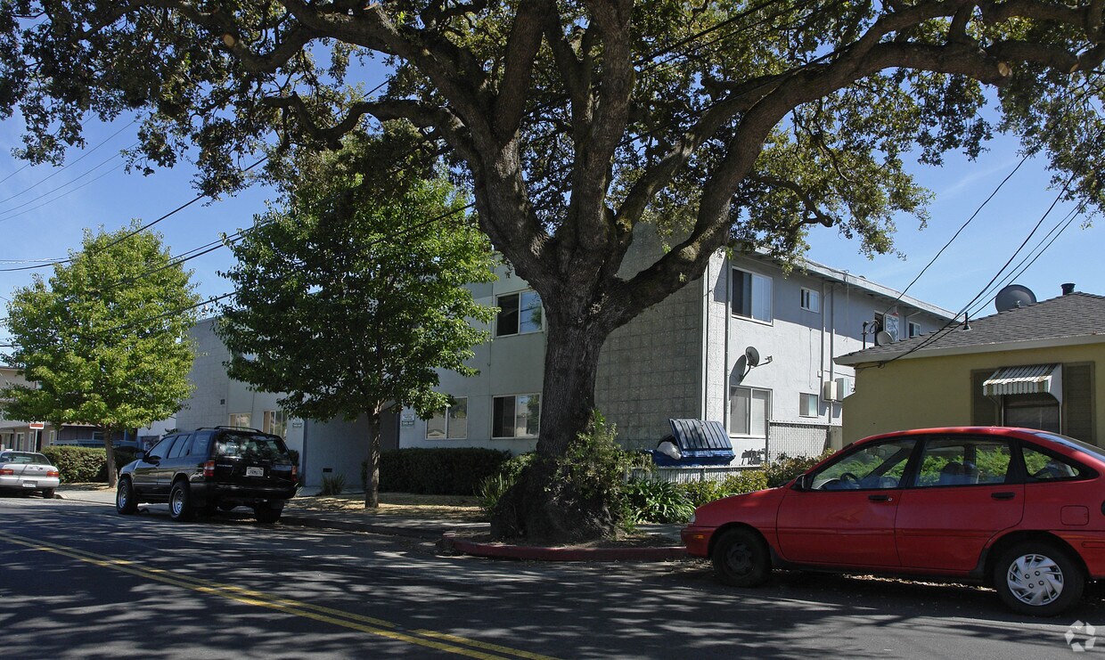 Building Photo - 131 Oak Ave