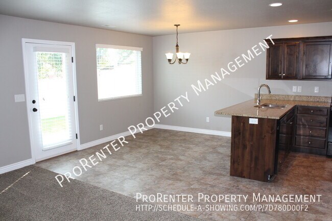 Foto del edificio - Like New 3 Bed, 2.5 Bath Townhome