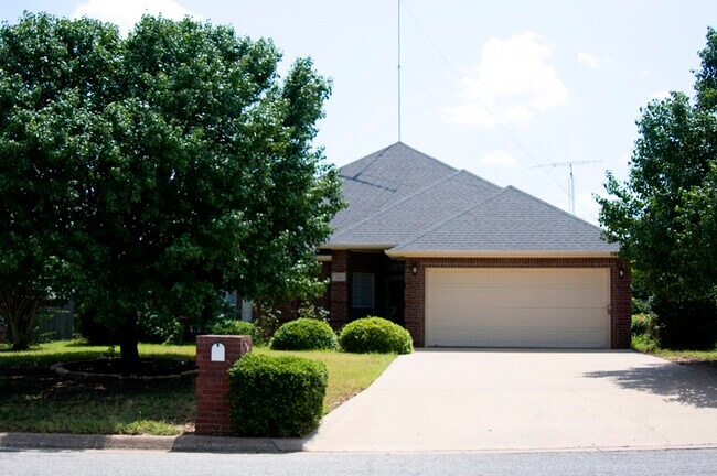 Building Photo - 626 Maplewood Dr