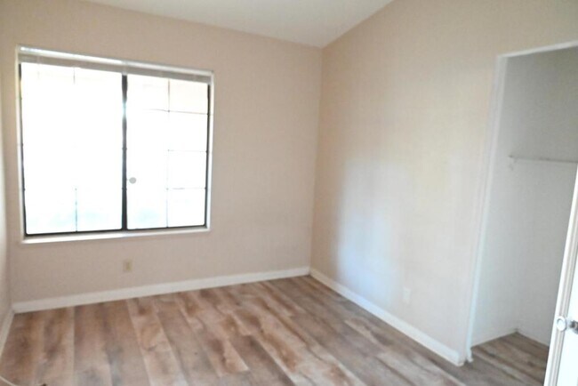 Building Photo - 32445 Somerset Dr