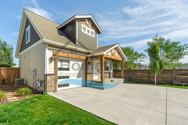 Foto del edificio - 2 Bedroom 2 Bath Home with Attached Garage...