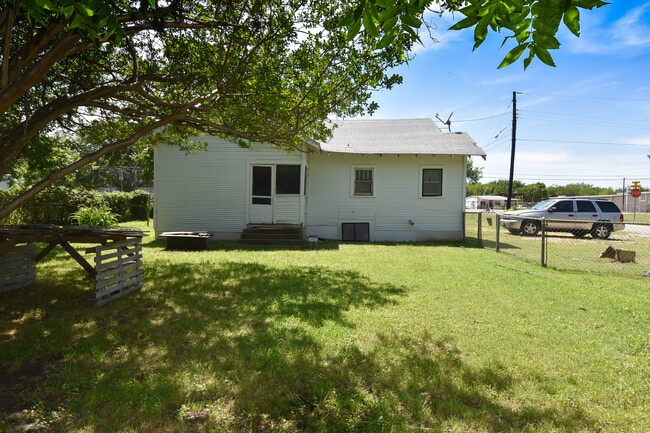 Building Photo - 2700 Woodlawn Blvd