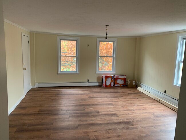 living room - 156 Oxford St N