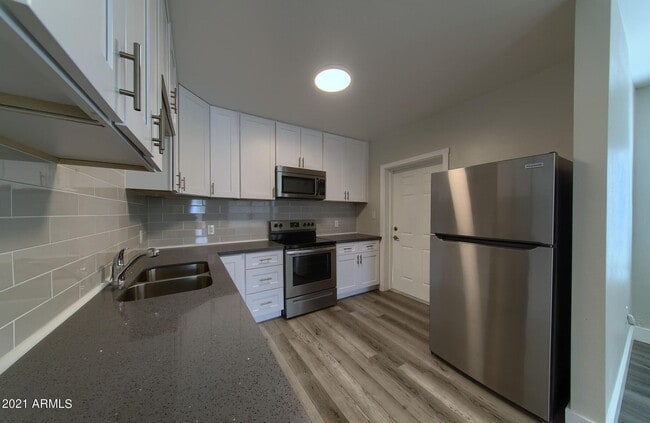 Building Photo - 908 E Pasadena Ave