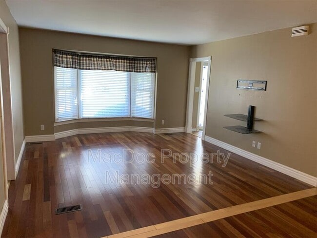 Building Photo - 11720 Eisenhower Ln