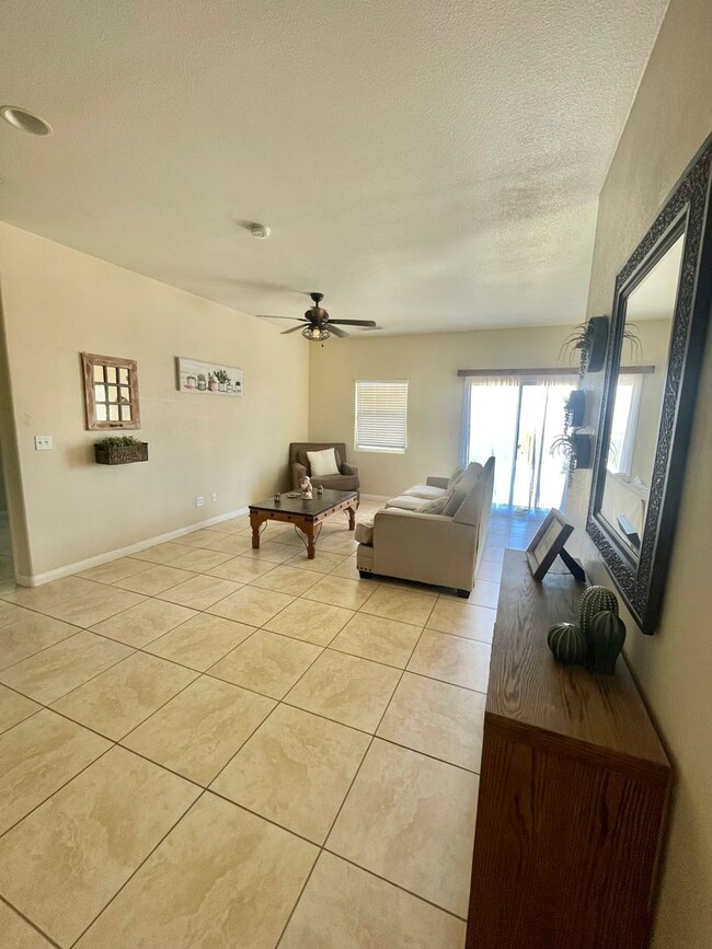 Building Photo - 3 Bedroom 2 Bathroom Home, Conveniently Lo...