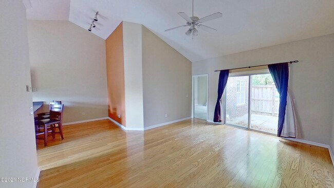 Building Photo - 3923 Spicetree Dr