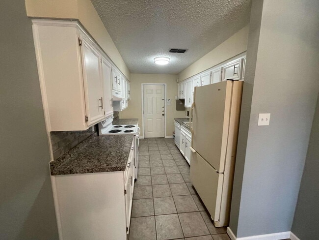 Building Photo - 121 Troy Ave