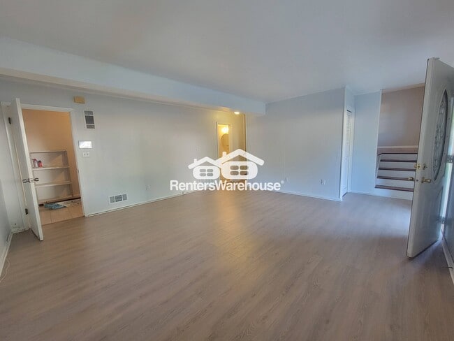 Building Photo - 336 Woodstock Dr SW