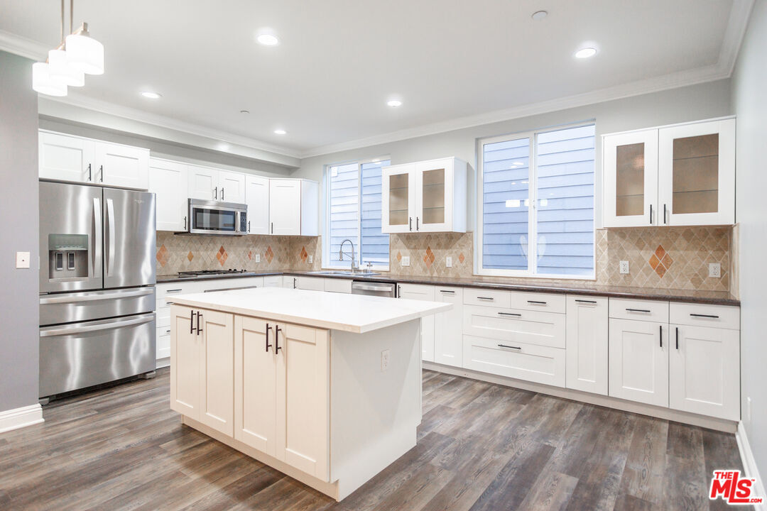 Foto principal - 2470 S Centinela Ave