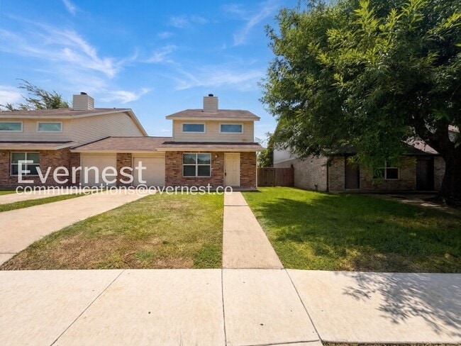 Building Photo - Spacious 2Beds 2Baths Townhome with Fenced Yard and Garage! / Available Now!