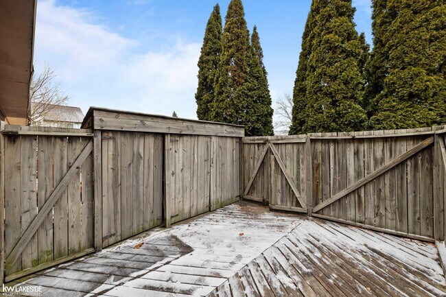 Foto del edificio - 8439 Hickory Dr