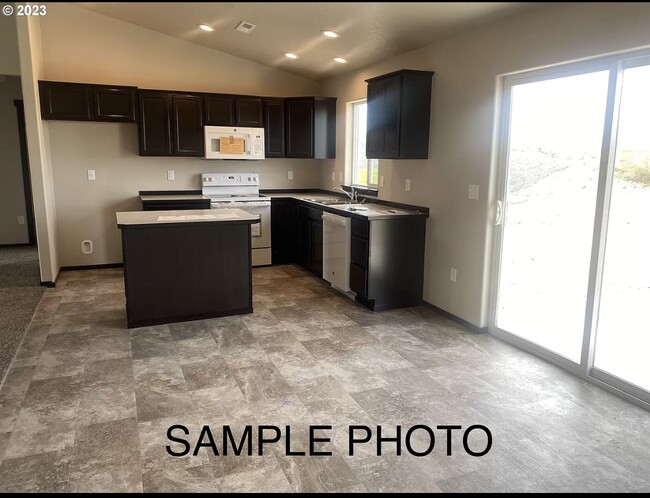 Kitchen W/ Island - 423 Cardinal Pl