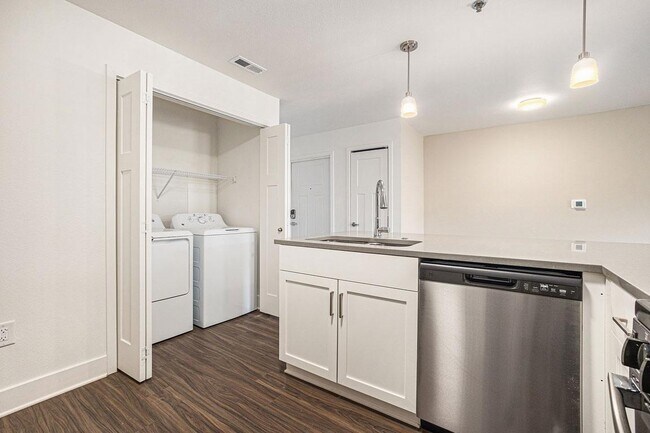Building Photo - Signature Pointe Apartment Homes