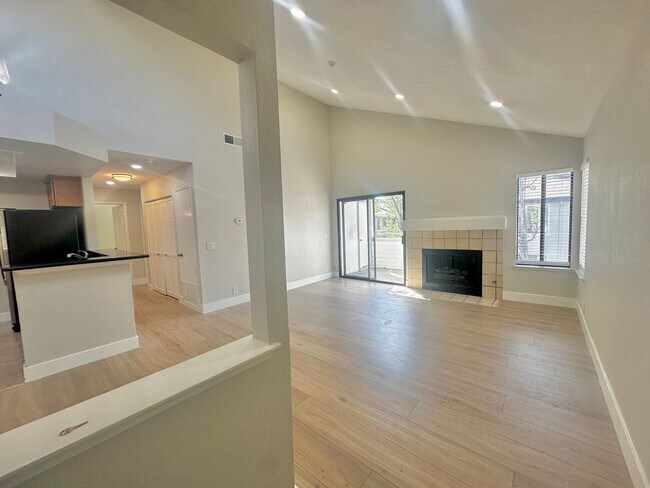 Foto del edificio - 2 Bedroom/2 Bath Condo Available in Newark!