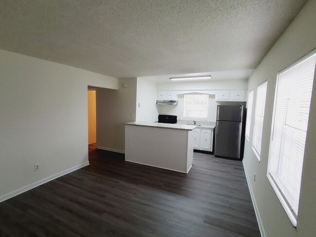 Building Photo - Updated One Bedroom, One Bath Apartment - ...