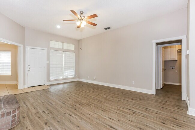 Building Photo - 724 Nicole Dr