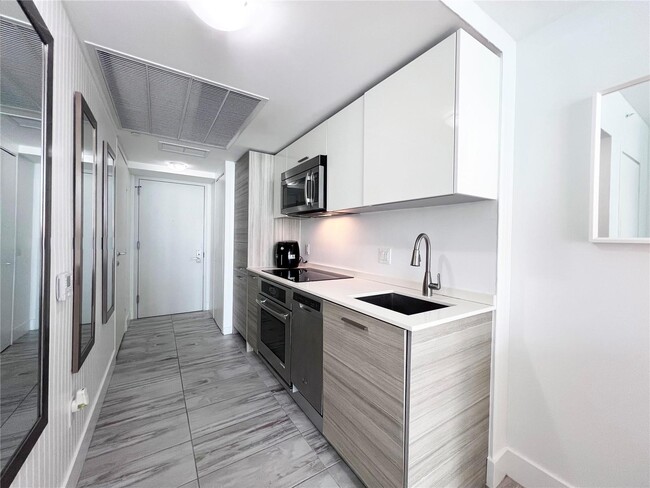 Building Photo - 1300 Brickell Bay Dr