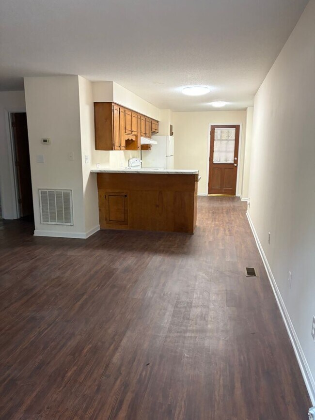 Foto del edificio - 2401 Sawmill Rd