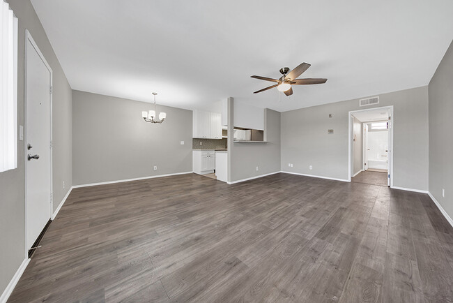 Building Photo - 15928 Vanowen St