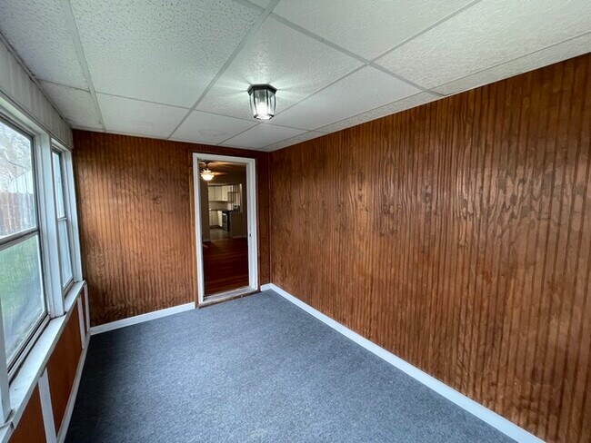 Building Photo - Huge Northeast Side Home close to Medical ...