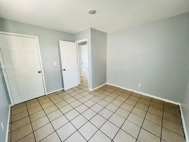 Foto del edificio - 5834 N 64th St