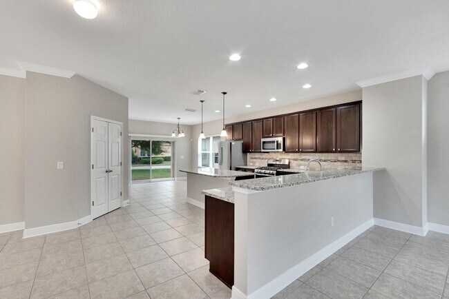 Foto del edificio - FishHawk Home Available Immediately!