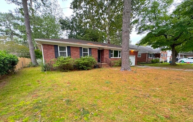 Foto del edificio - BEAUTIFULLY UPDATED 3 BEDROOM BRICK RANCH IN THALIA MANOR